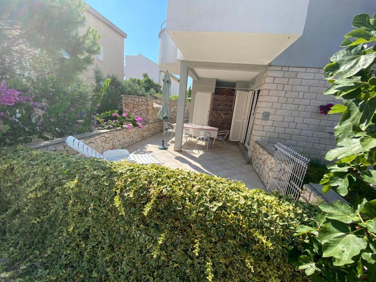 Apartment Dilba Novalja Exterior foto